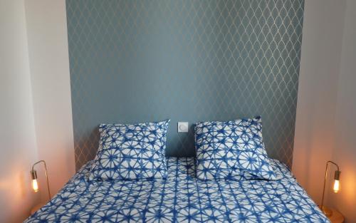 1 dormitorio con 1 cama y 2 almohadas en "Le Suez" Appartement au bord de mer Catalans-Pharo, en Marsella