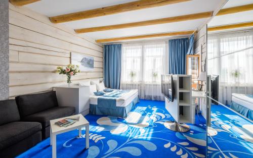 um pequeno quarto de hotel com um tapete azul e branco em Kupechesky Dvor em Irkutsk