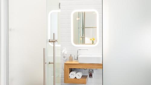クルジュ・ナポカにあるUltracentral Residenceのバスルーム(洗面台、鏡付)