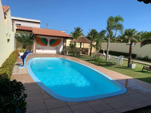 科魯里皮的住宿－Casa de temporada, Lagoa do Pau Coruripe-AL，一座房子后院的游泳池