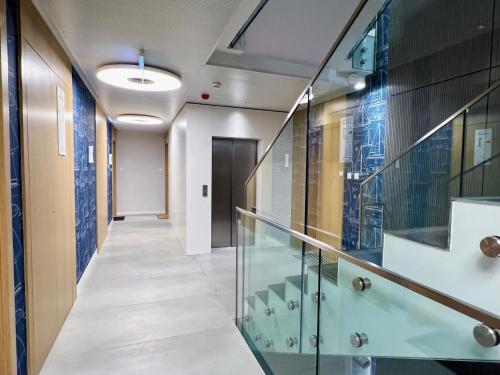 un corridoio di un ufficio con corridoio in vetro di Yacht Park Marina ekskluzywny apartament z widokiem na Marinę Gdynia a Gdynia