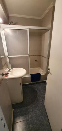 Un pequeño baño con lavabo y ducha. en Depto de 2 ambientes zona Guemes, en Mar del Plata