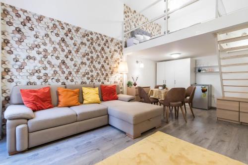 sala de estar con sofá y almohadas coloridas en Leda's Apartment Next to the Danube and Fashion Street en Budapest