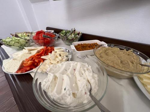 uma mesa com vários tipos diferentes de comida em Hotel Belvedere em Vatra Dornei