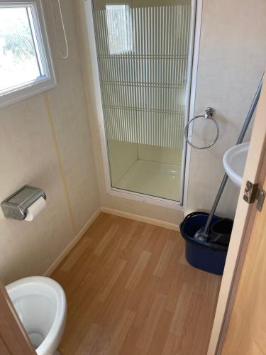 ein Badezimmer mit Dusche, Toilette und Waschbecken in der Unterkunft Yellow 3 Caravan Ingoldmells 6 berth 3 bedrooms in Skegness