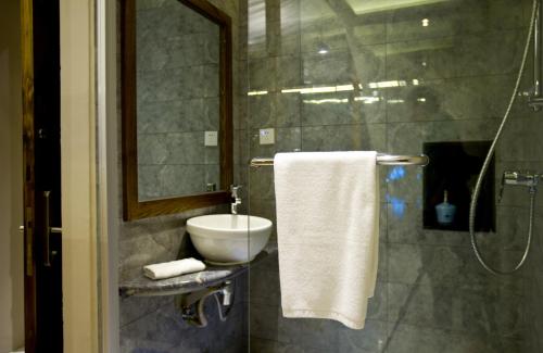 a bathroom with a sink and a toilet and a shower at Huangshan Shanshuijian Wei Boutique Hotel in Huangshan