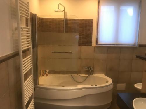 ein Badezimmer mit einer Badewanne und einem Waschbecken in der Unterkunft Casalhouse Apartment in Brindisi