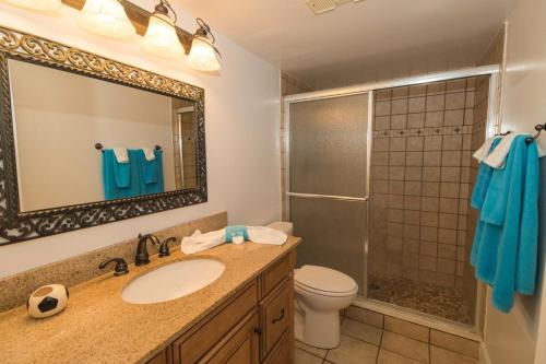 Un baño con lavabo, ducha e inodoro. en Sand Dollar 1-306, en St. Augustine