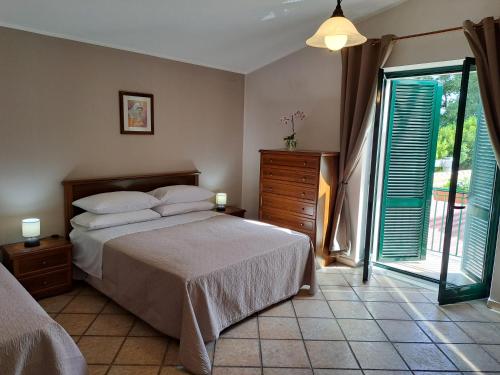 1 dormitorio con cama y ventana grande en Agriturismo Cupiglione, en Lago