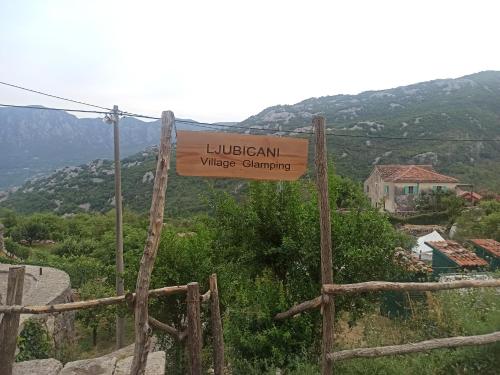 una señal que lee la escalada de la aldea de Lucas en Ljubicani Village Glamping, en Virpazar