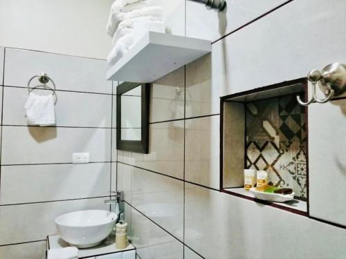 福尔图纳Lisa Loft Boutique Apartment的一间带水槽和卫生间的浴室