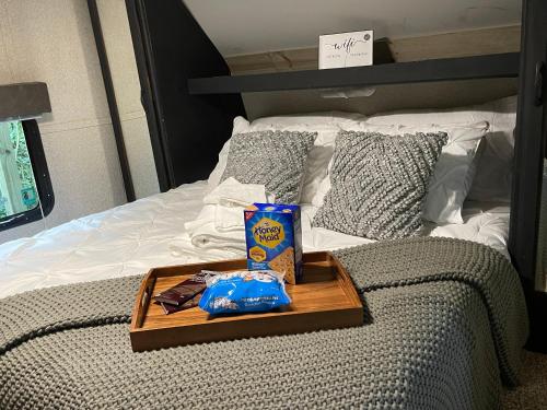 מיטה או מיטות בחדר ב-Luxurious Camping -Theater, Hot-Tub, Keg, Fire Pit