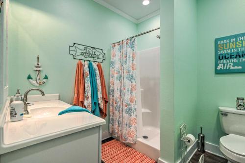 y baño con lavabo, aseo y ducha. en Dauphin Island Retreat 2 Blocks to Beach! en Dauphin Island