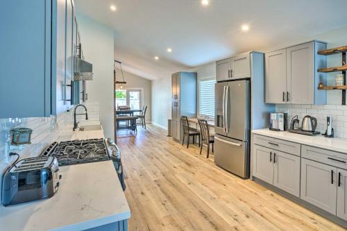 Sunny Orange County Abode with Fire Pit and Backyard!にあるキッチンまたは簡易キッチン