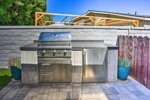 Sunny Orange County Abode with Fire Pit and Backyard!にあるキッチンまたは簡易キッチン