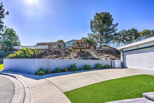 ミッションビエホにあるSunny Orange County Abode with Fire Pit and Backyard!の車庫付き家の前の私道