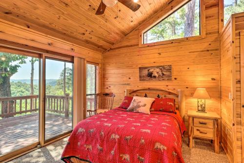 una camera con letto e balcone di Peaceful Cabin with Deck and Scenic Mtn Views! a Mountain View