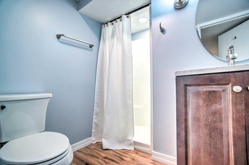 Ein Badezimmer in der Unterkunft Pet-Friendly Cape Cod Getaway Less Than 1 Mi to Beach