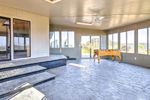 una habitación vacía con banco y ventanas en Spacious Royal Oaks Retreat with Deck and Views!, 
