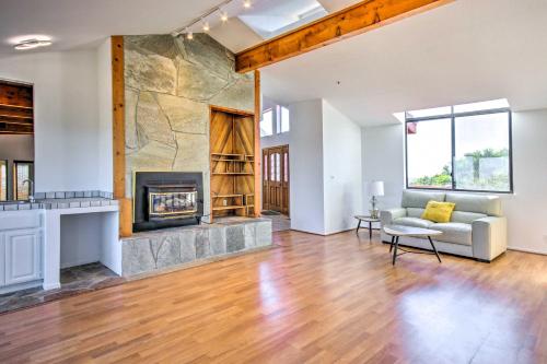 ElkhornにあるSpacious Royal Oaks Retreat with Deck and Views!のリビングルーム(暖炉、ソファ付)