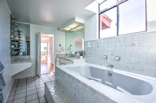 baño blanco grande con bañera y ventana en Spacious Royal Oaks Retreat with Deck and Views!, 