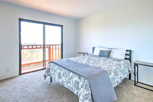 Spacious Royal Oaks Retreat with Deck and Views!にあるベッド