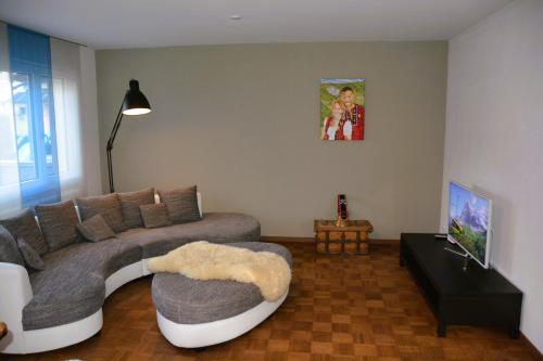 ein Wohnzimmer mit einem Sofa und einem Tisch in der Unterkunft Mayers Swiss House, private home for 2-6 guests in Matten