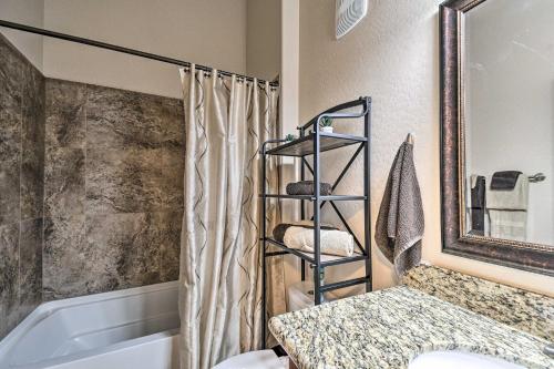 Koupelna v ubytování 8 Mi to Tonto Natl Forest Modern Condo in Mesa!