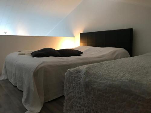 - une chambre avec 2 lits et une tête de lit dans l'établissement Näköalahuoneisto 426, à Syöte