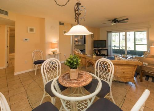 een eetkamer en een woonkamer met een tafel en stoelen bij Ocean Village Club F16 in St. Augustine
