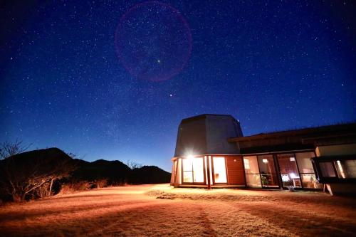 a building on a dirt road at night at Yufuin Tsukawara Kogen Sanctuary - Vacation STAY 91378v in Yufu