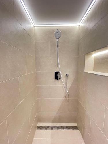 Een badkamer bij St Stephen Luxury Apartment