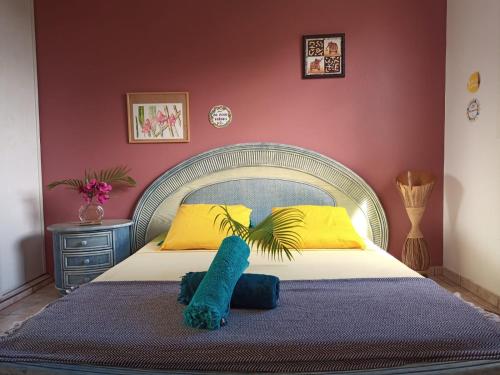 un dormitorio con una cama con un animal de peluche azul en Happy hippies House en Sainte-Rose