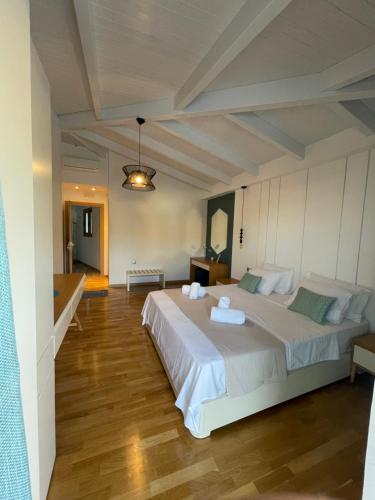 a bedroom with a large white bed in a room at Royal 1967 in Himare