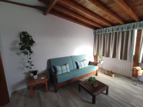 sala de estar con sofá azul y mesa en Gran Canaria - Casa Carmen (Vecindario) en Vecindario
