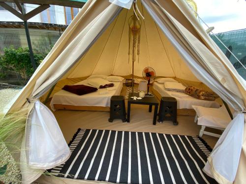 Zelt mit 2 Betten und einem Tisch in der Unterkunft Aurora Glamping in Vama Veche