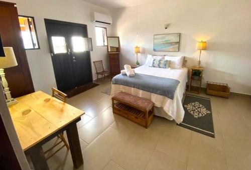 1 dormitorio con cama grande, mesa y sidra de mesa en KASA Charming Luna 2 bedroom, en San Juan