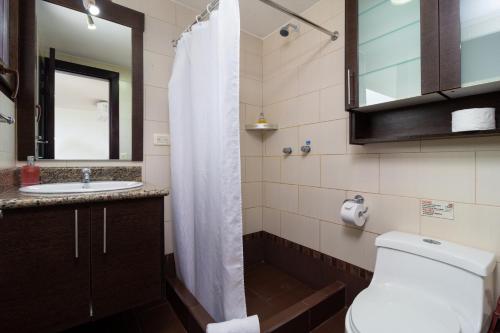 Et badeværelse på Galapagos Apartments - Bay View House