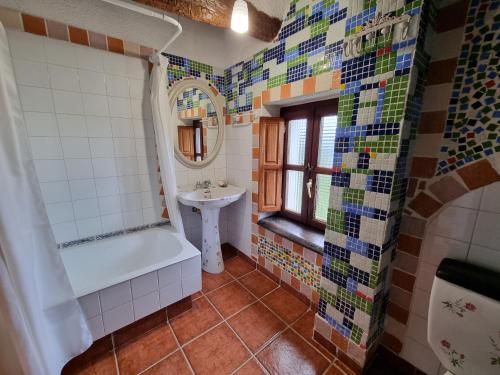 Ванна кімната в C08A01 Ático con encanto Colindres