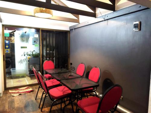 a conference room with a table and red chairs at Casa Roble Añejo Bed & Breakfast in Santa Cruz
