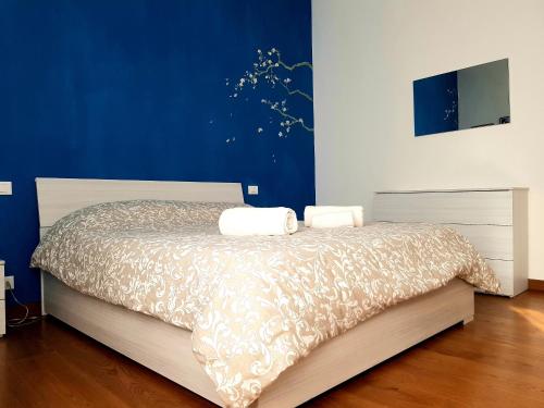 um quarto com uma cama com duas toalhas em Il Mughetto - Appartamento con Terrazza Privata em San Quirico dʼOrcia