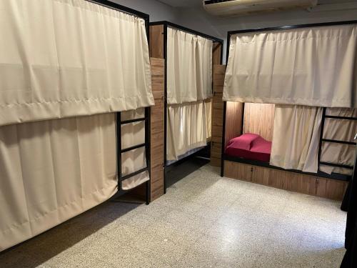 Habitación con 2 literas y cortinas.  en Continental Space, en Málaga