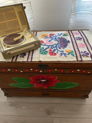 Une valise avec une horloge en haut. dans l'établissement Casa cu stuf Murighiol, à Murighiol