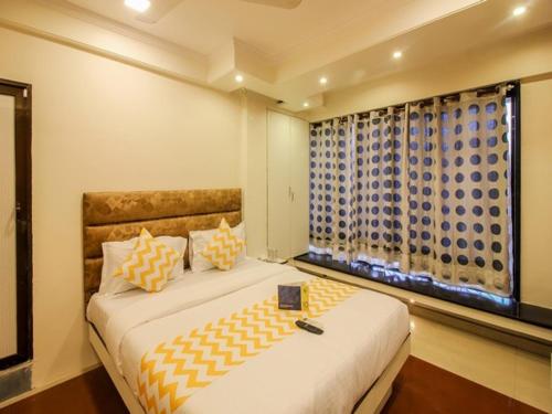 Ένα ή περισσότερα κρεβάτια σε δωμάτιο στο PANCHVATI RESIDENCY ANDHERI WEST