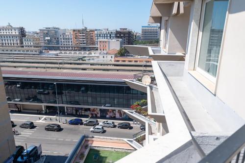 vista su un parcheggio dal balcone di un edificio di SUITE184 a Bari