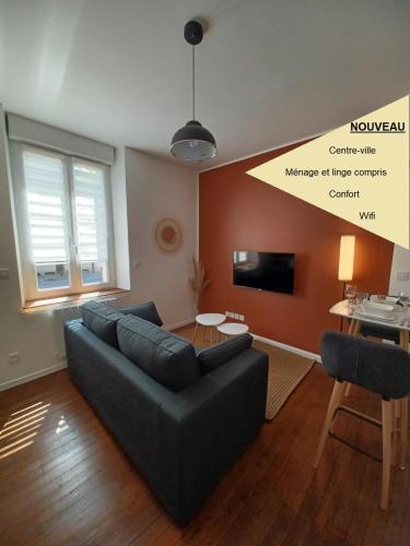 ein Wohnzimmer mit Couch und Fernseher in der Unterkunft Mazamet - Studio neuf et moderne en centre-ville in Mazamet