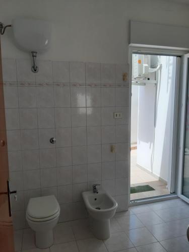 A bathroom at Risveglio Marino - A 30 metri dal mare di Nora, casa confortevole
