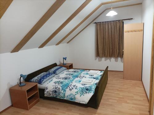 1 dormitorio con 1 cama y suelo de madera en House Ilija Hodak, en Selište Drežničko