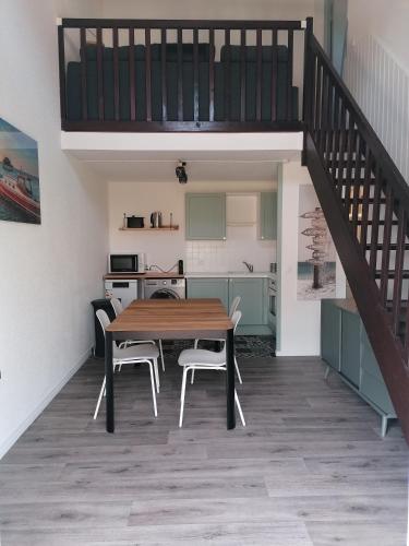 a kitchen and dining room with a table and chairs at Maison cosy Bassin d'arcachon in Arès