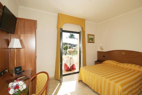 ein Hotelzimmer mit einem Bett und einem Balkon in der Unterkunft Fashion Hotel in Valmontone